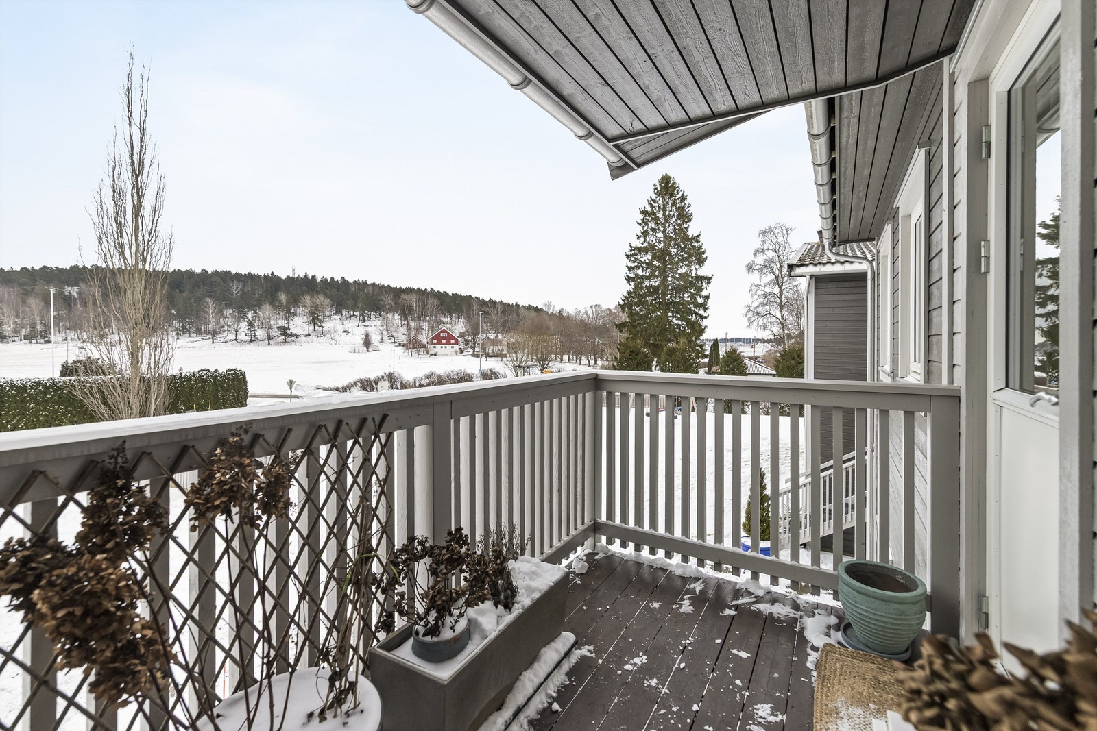 Balkong mot øst har utsikt til Arås båthavn Galleribilde