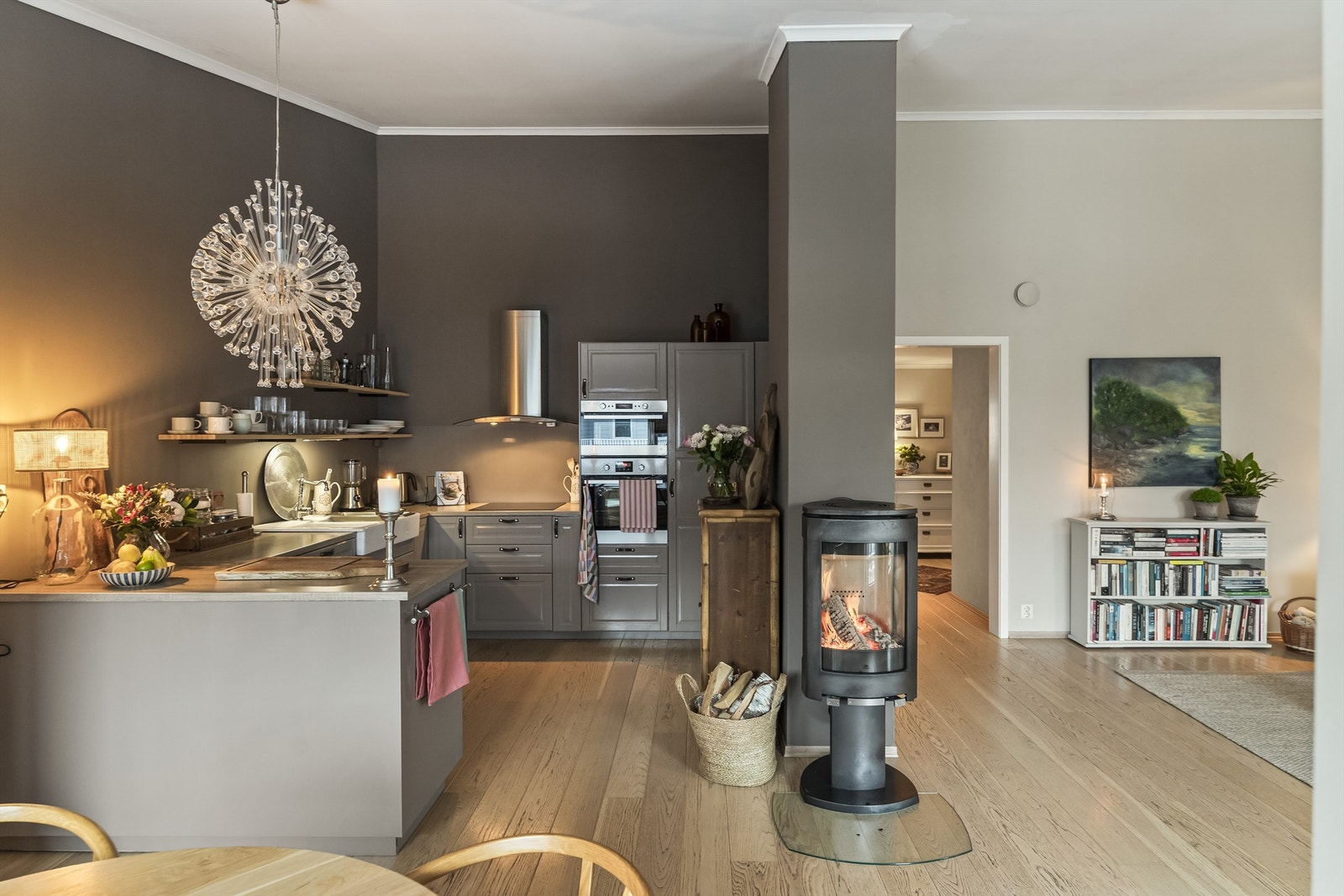 Herlig kjøkken med med serveringsbenk. Peis mellom kjøkken og stue Galleribilde