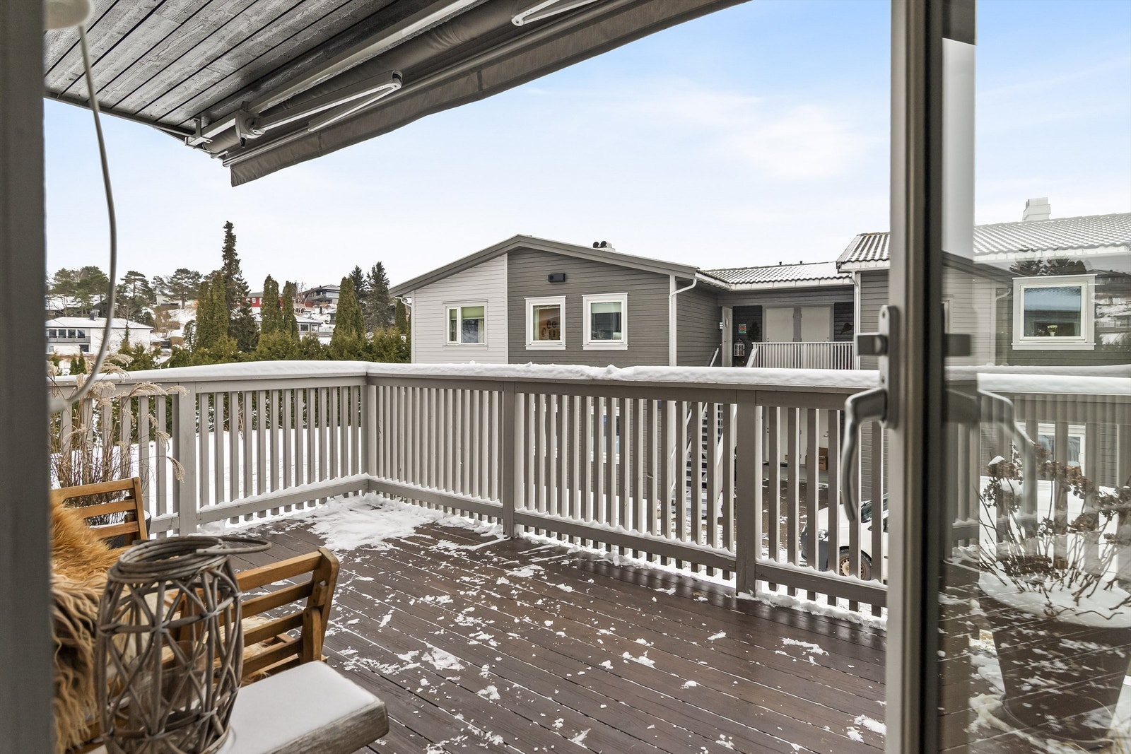 Deilig balkong mot vest med sen kveldssol. Solid markise (elektrisk) forlenger sommeren! Galleribilde