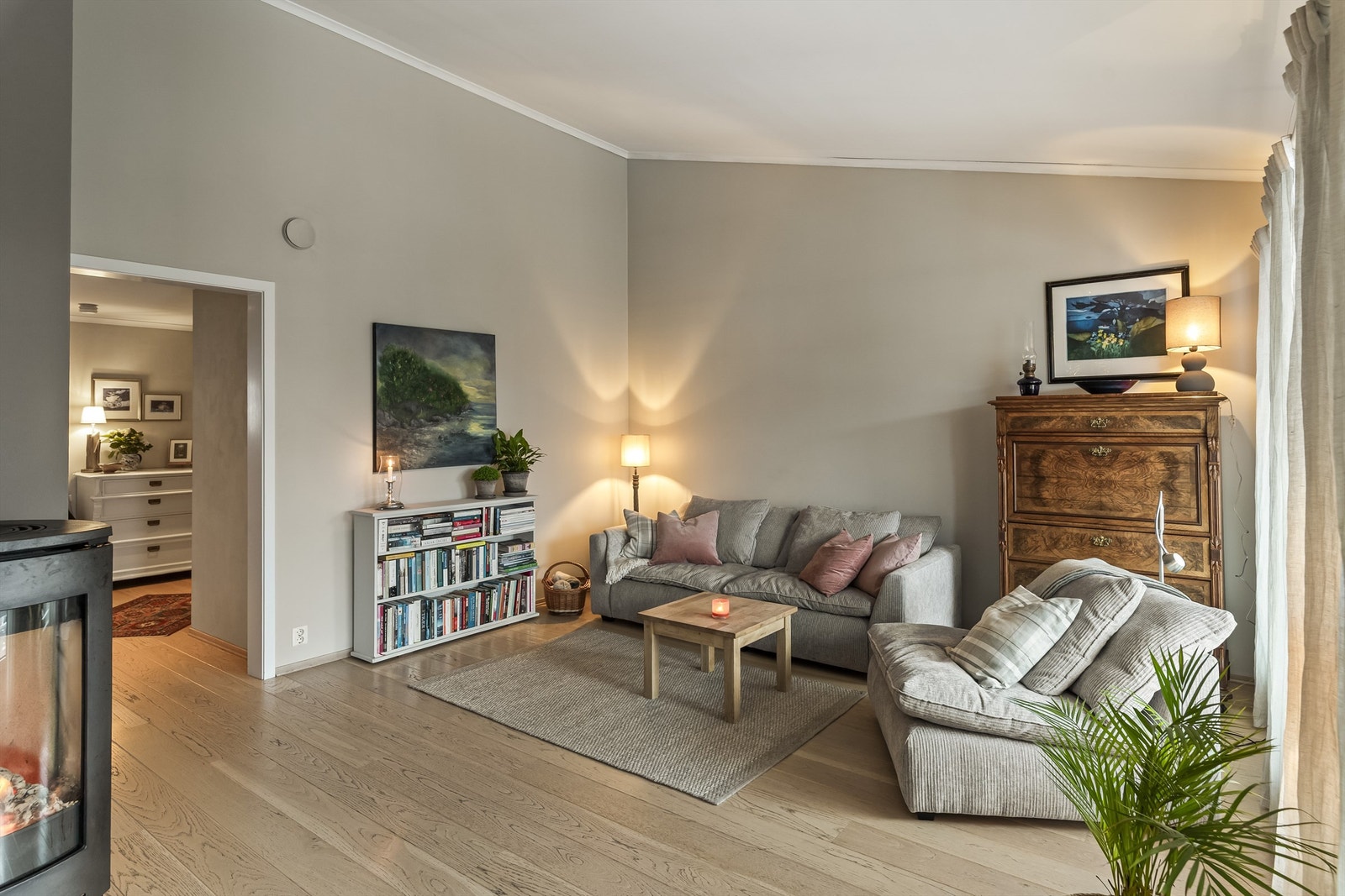 Luftig stue med særs god takhøyde Galleribilde