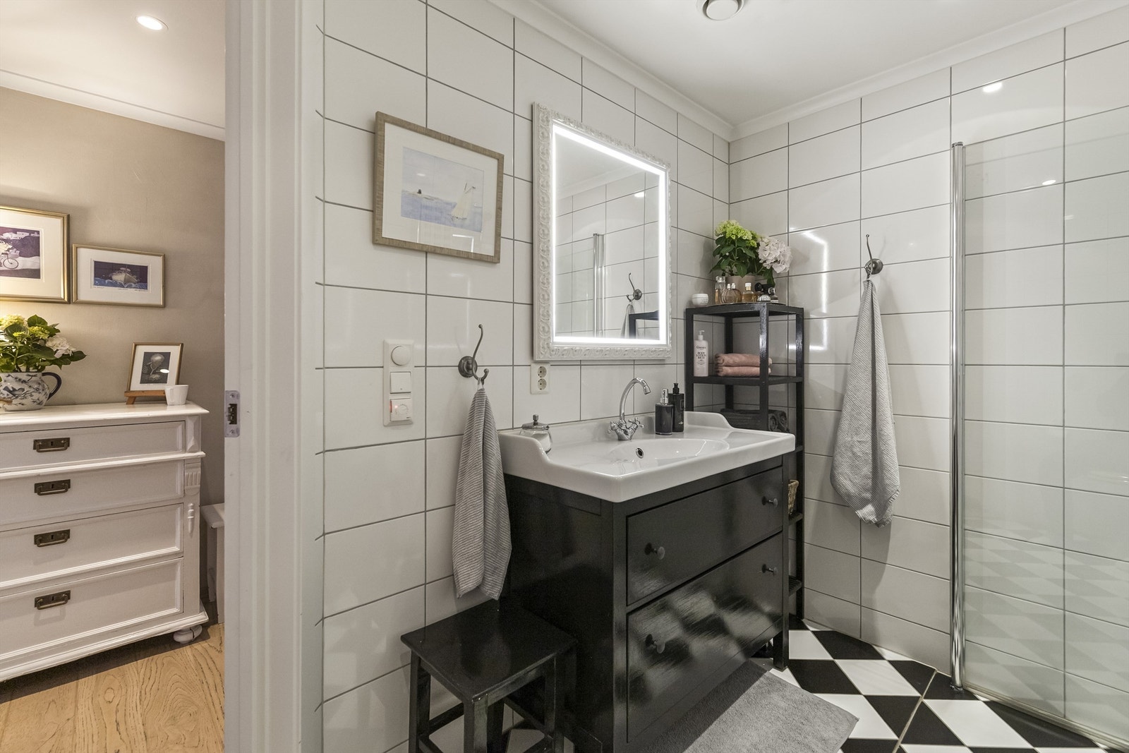 Romslig, helfliset baderom. Galleribilde