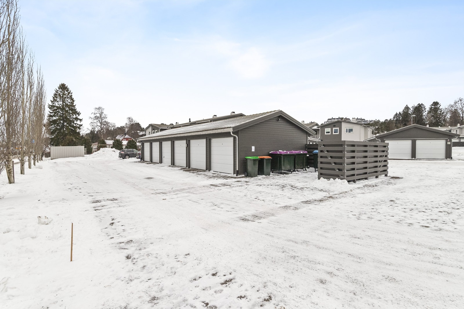 Garasje med elbil-lader. Galleribilde