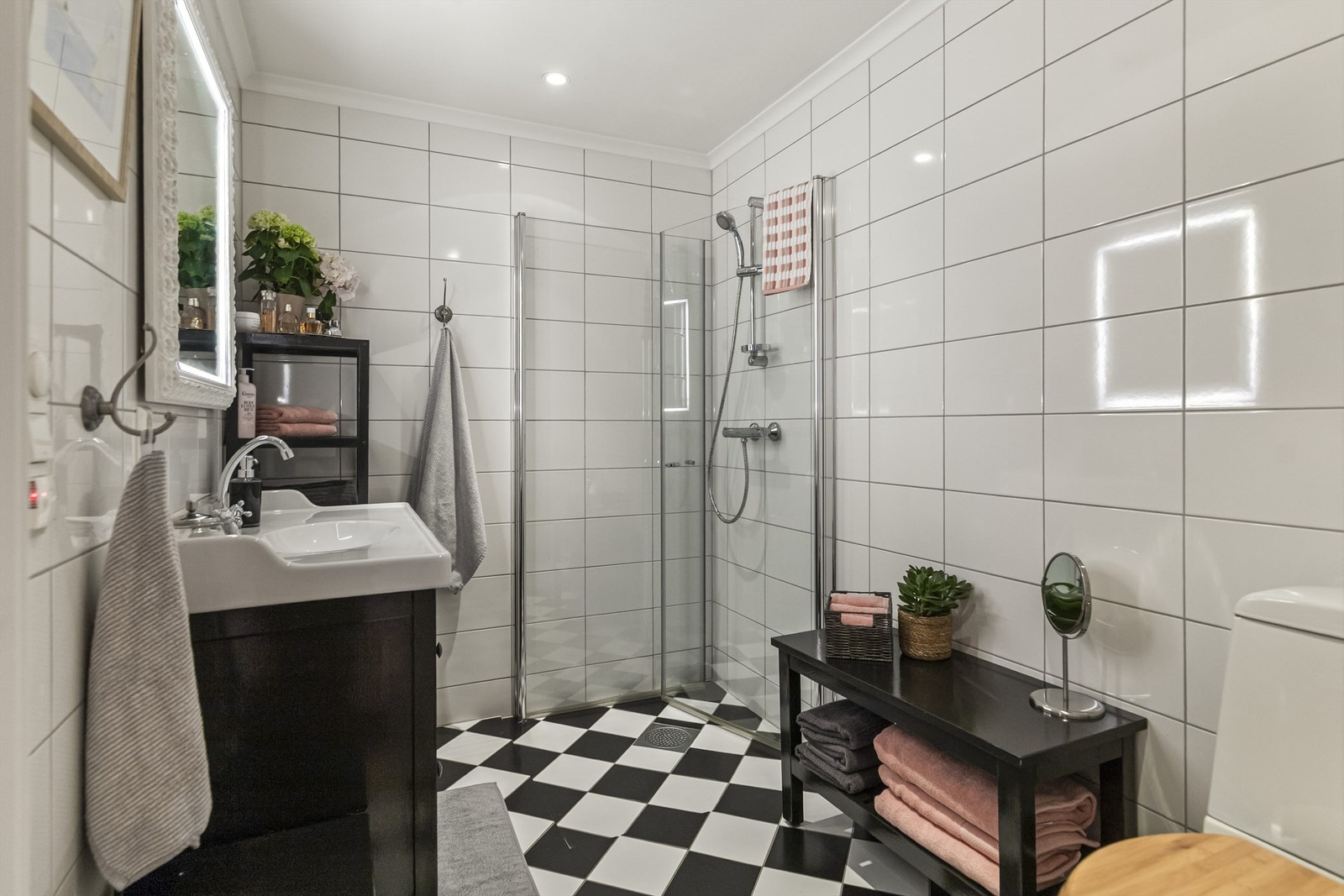 Påkostede løsninger på baderom. Fliser i sjakkbrettmønster. Galleribilde