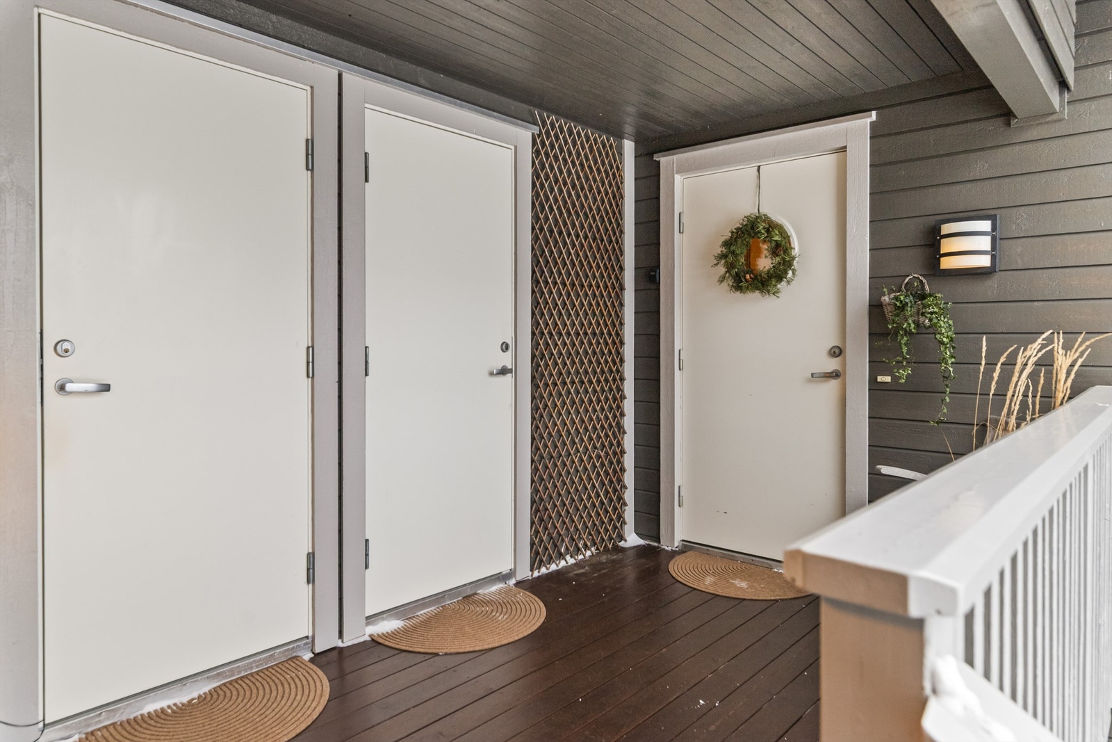 Hyggelig inngangsparti og kort vei til romslig utebod. Galleribilde