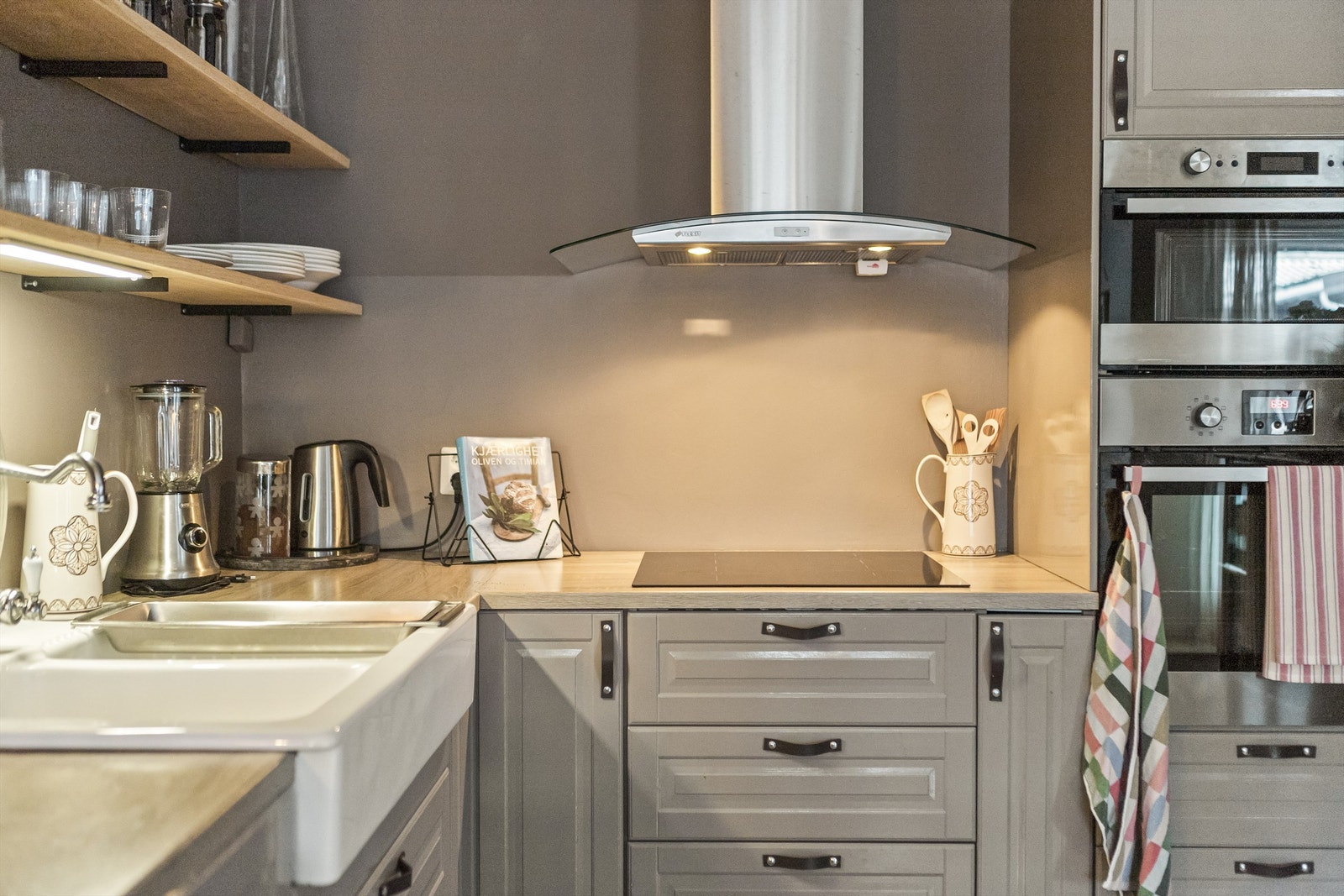 Vegghengt komfyr og micro Galleribilde