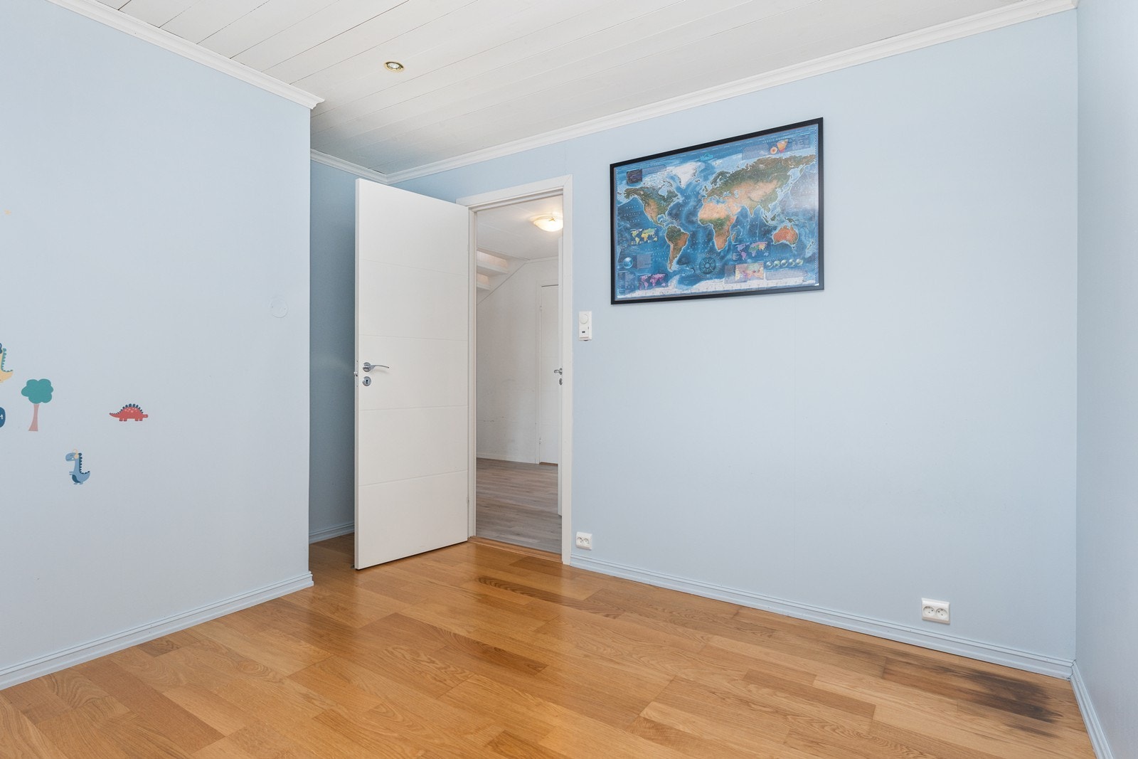 Boligen har totalt 3 soverom. Ett i hovedetasjen og to i underetasjen. Galleribilde