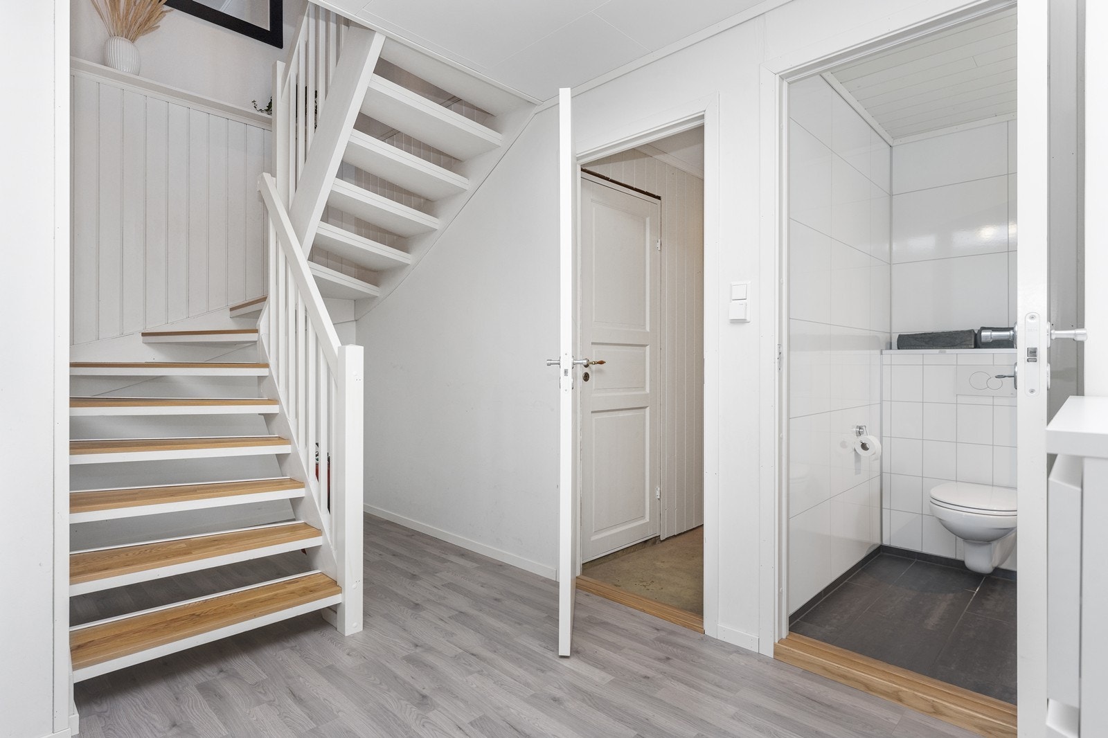 Gang/ hall med trapp til hovedetasjen. Galleribilde