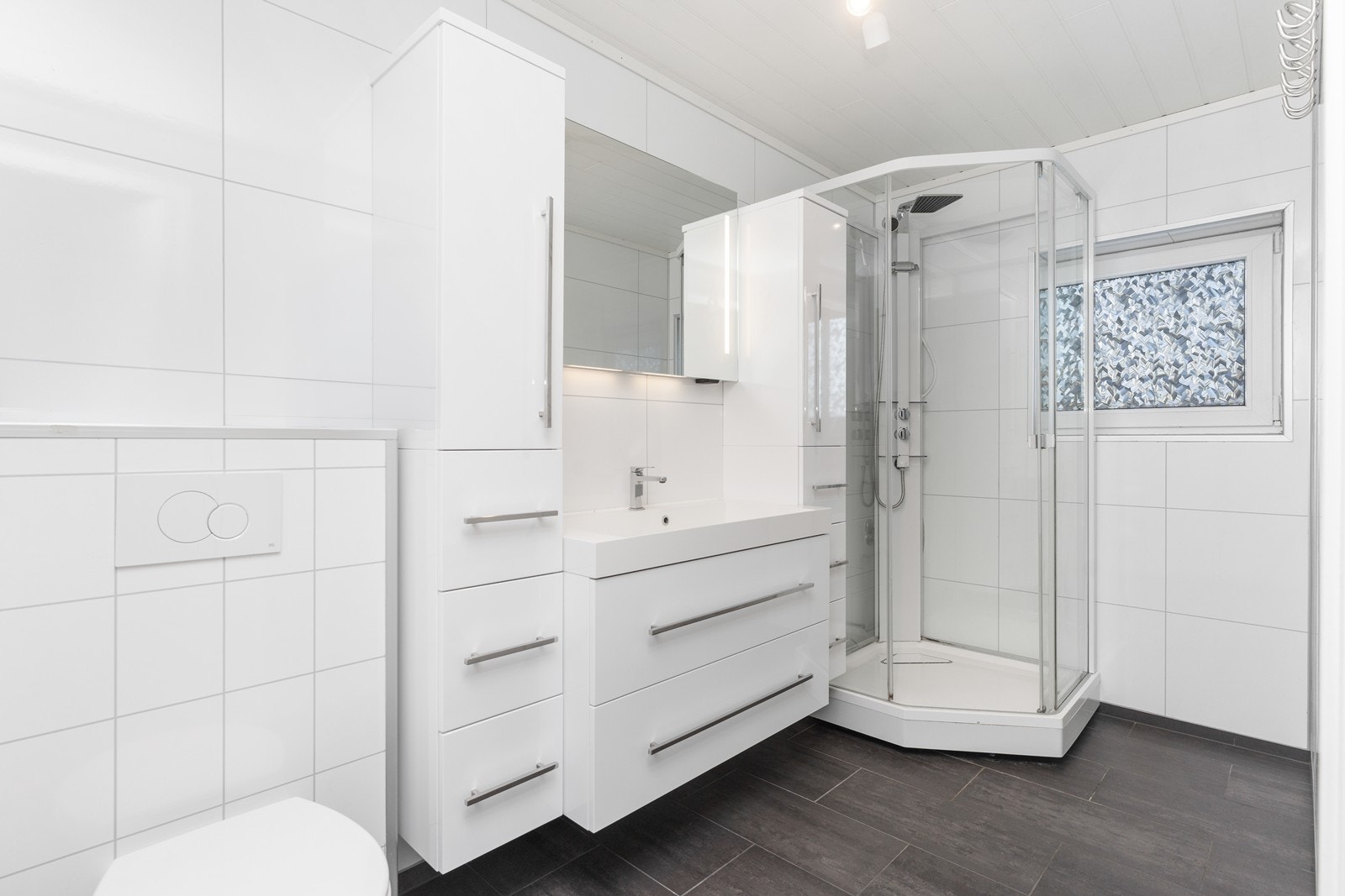 Renovert bad/ wc med dusjkabinett, vegg Galleribilde