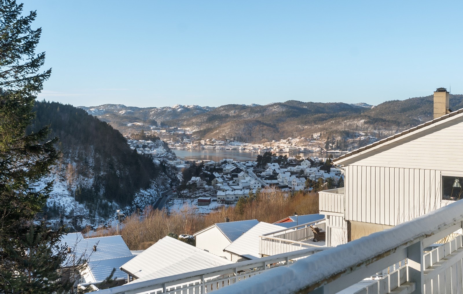 Fra verandaen har man flott utsikt. Galleribilde