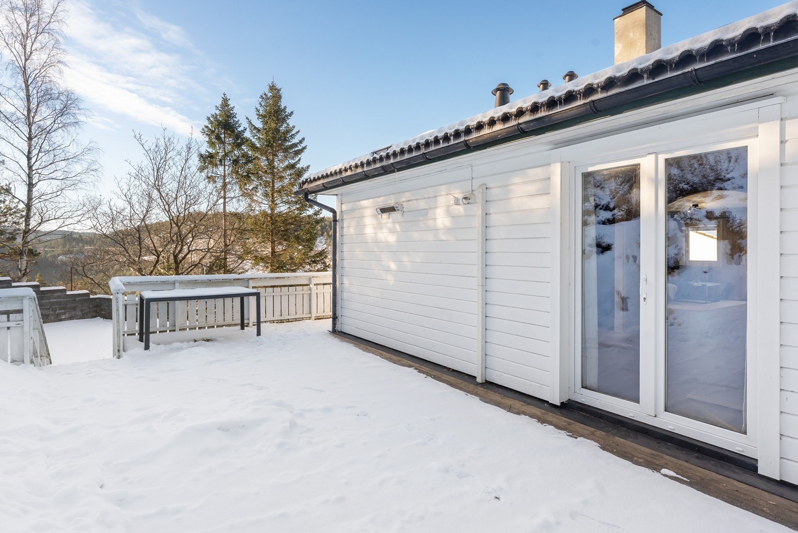 Skjermet uteareal med utgang fra spisestuen. Galleribilde