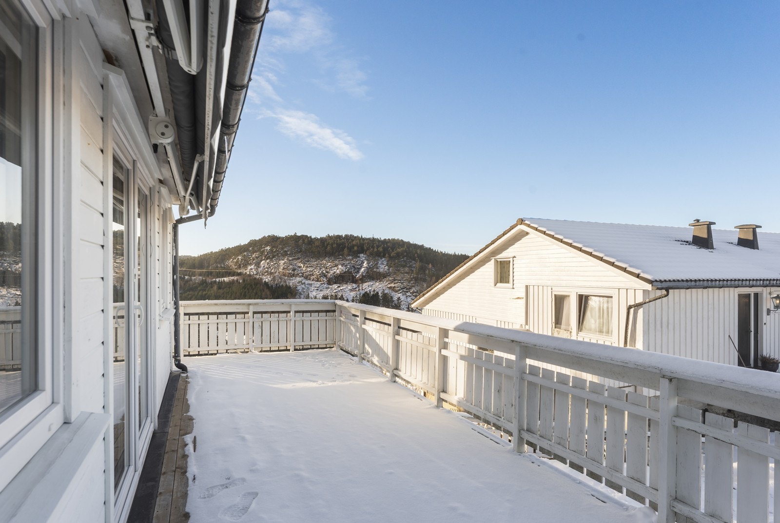 Eiendommen har gode solforhold med kveldssol. Galleribilde