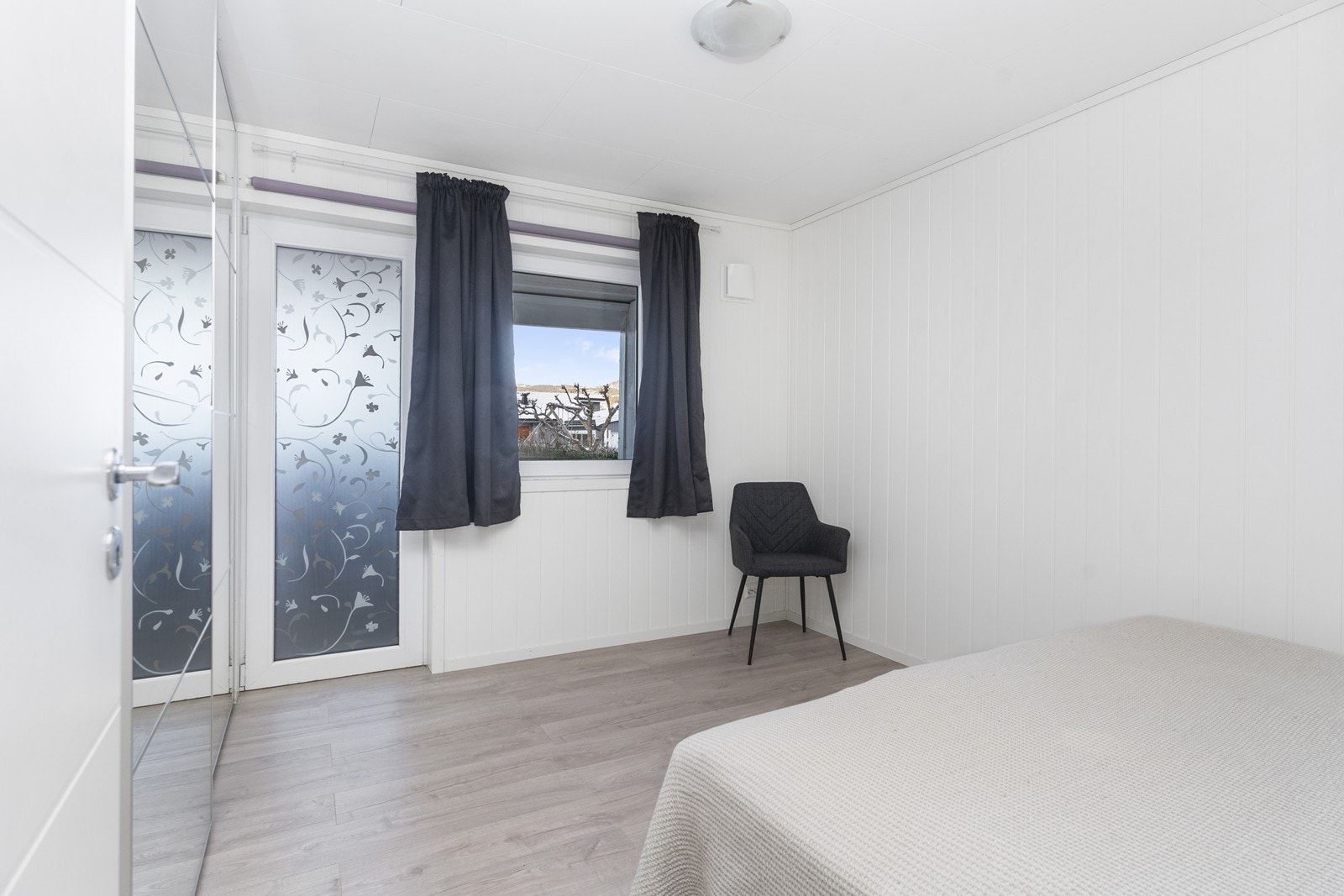 Hovedsoverom med utgang til uteområdet. Galleribilde