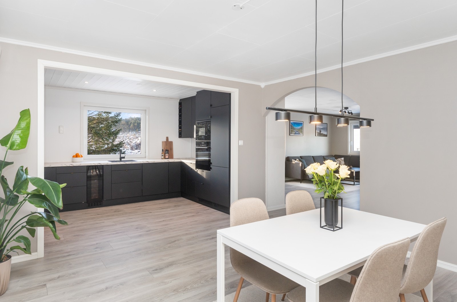 Åpent mellom spisestue og kjøkken. Galleribilde