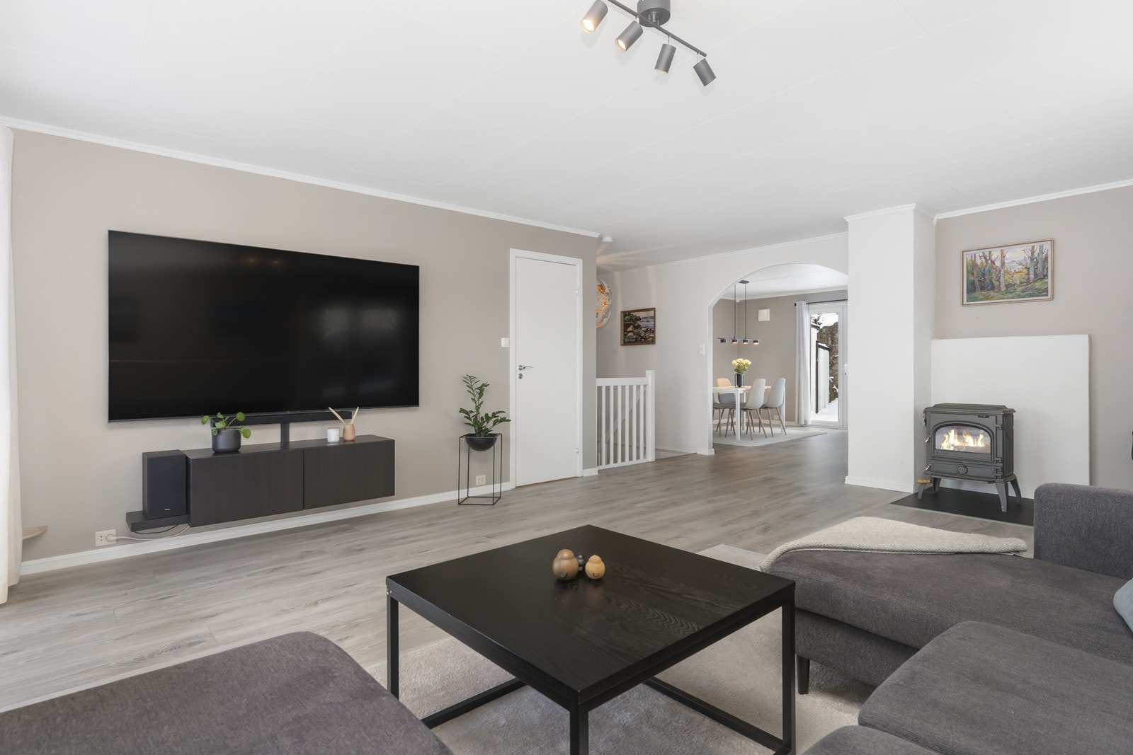 Fra stue mot spisestue. Galleribilde