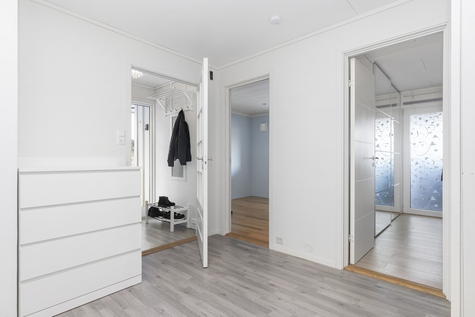 Hall med inngang til to soverom. Galleribilde