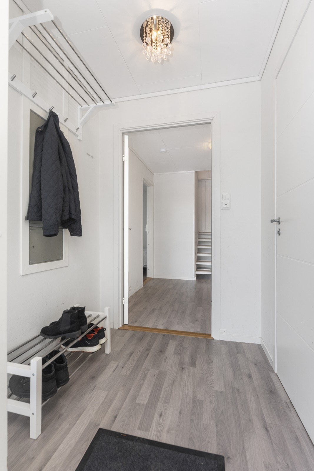 God plass i entreen for yttertøy. Galleribilde