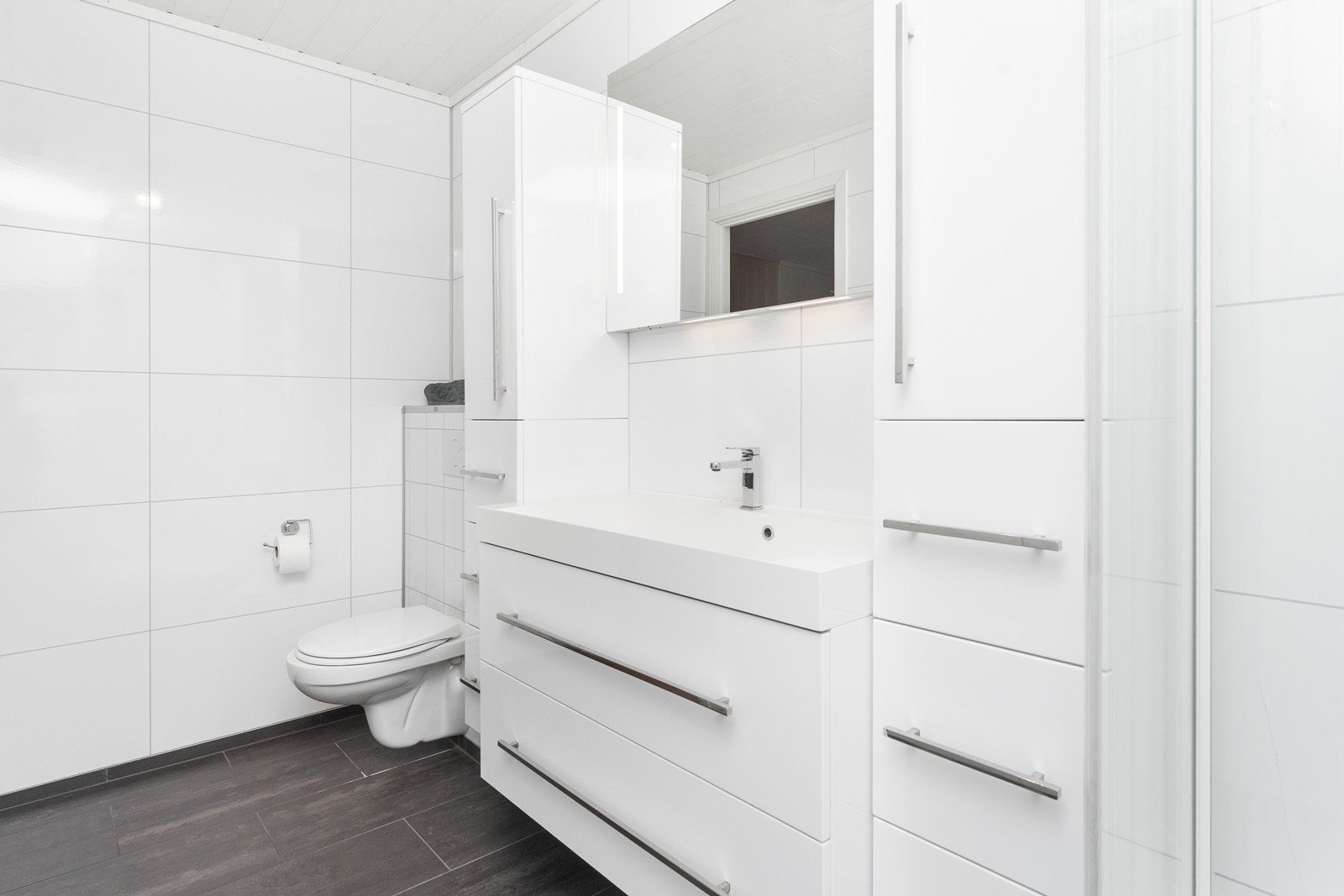 Flislagt gulv og baderomsplater på vegger. Galleribilde