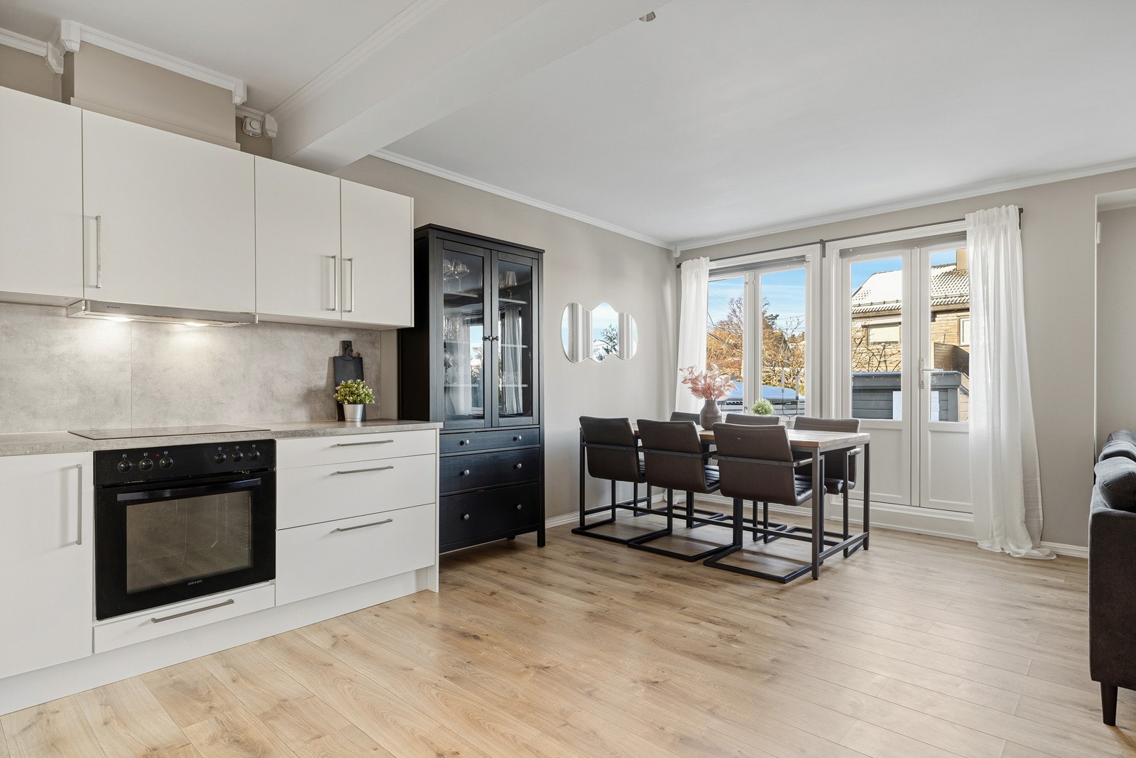 Stuens utforming gjør det enkelt å møblere i ulike soner Galleribilde