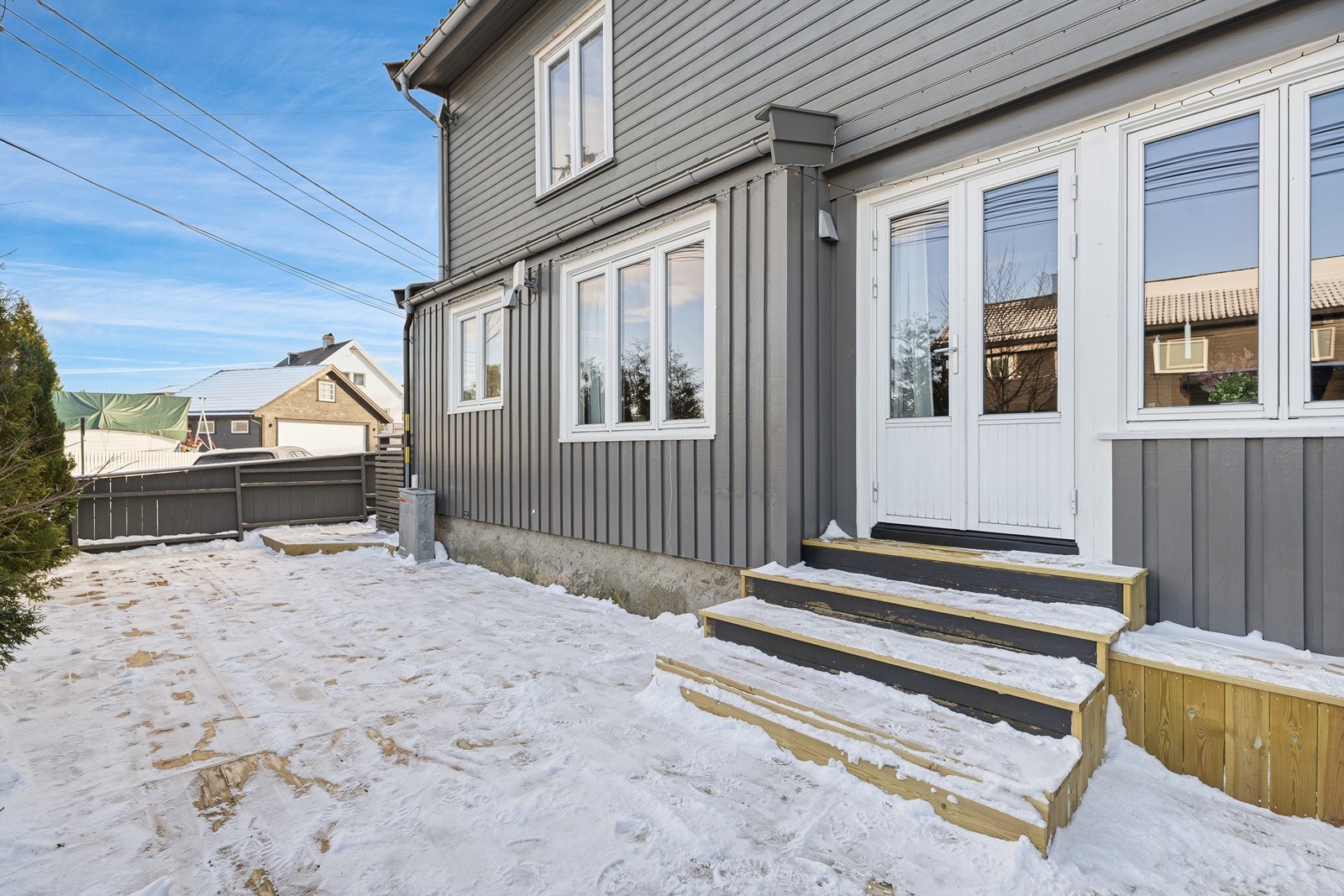 Her får du en flott selveier leilighet med romslige og innbydende uteområder - perfekt for varme sommerdager! Galleribilde