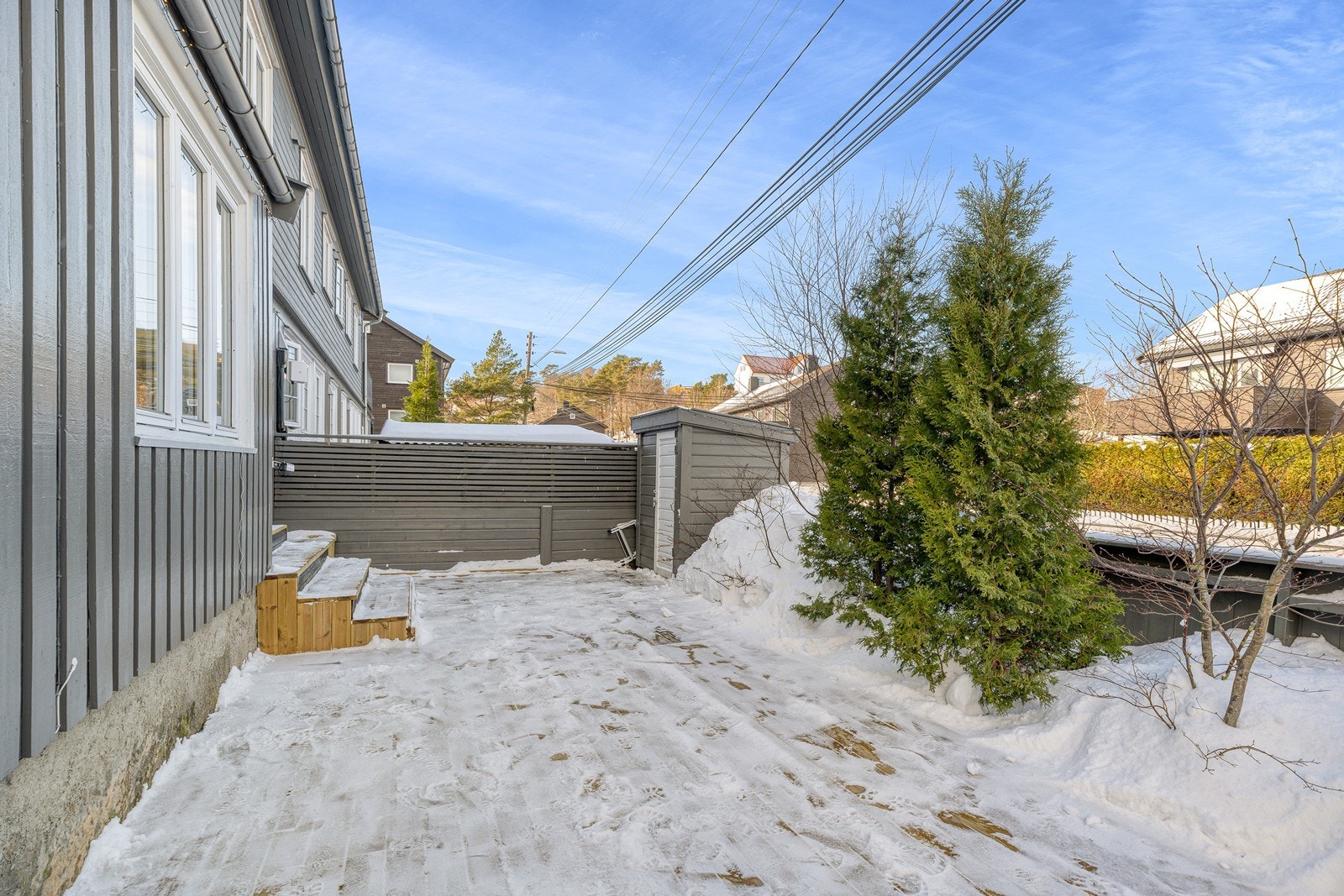 Her kan man fint innrede med flere sittegrupper, grill og div. beplantning Galleribilde