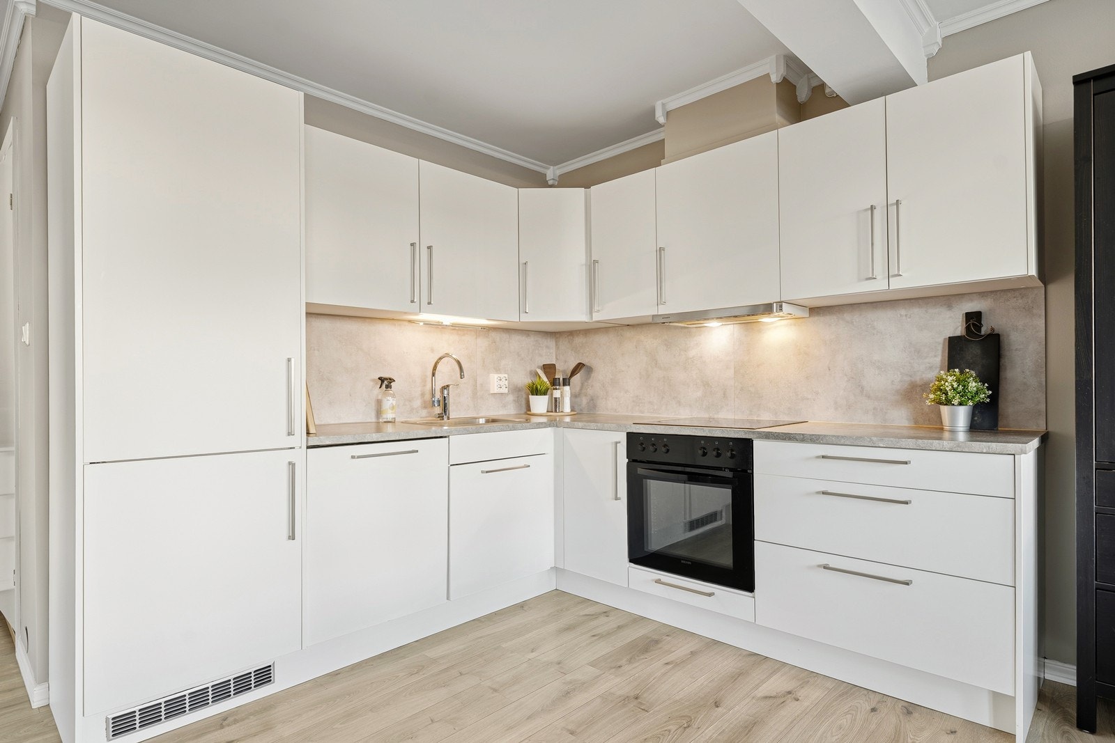 Tidløst kjøkken med rikelige oppbevaringsmuligheter Galleribilde