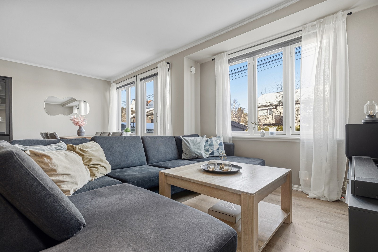 Fra stue/kjøkken har man direkte adkomst til uteområde på hele 62 kvm! Galleribilde