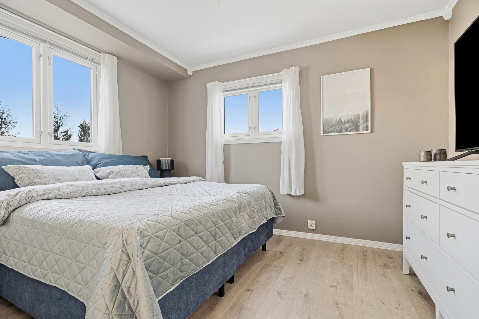 Hovedsoverommet er av god størrelse med plass til dobbeltseng, nattbord, garderobeløsning eller annet etter behov Galleribilde