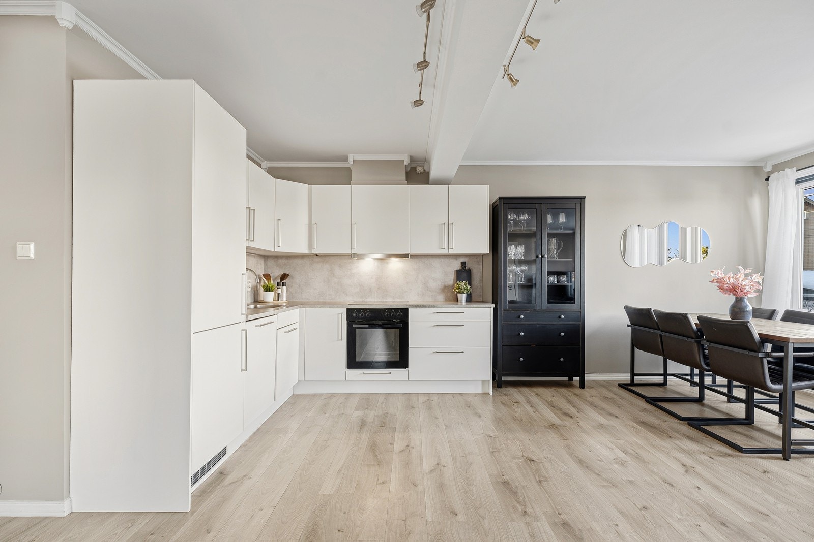 Kjøkkeninnredning med hvite, glatte fronter og benkeplate av laminat Galleribilde