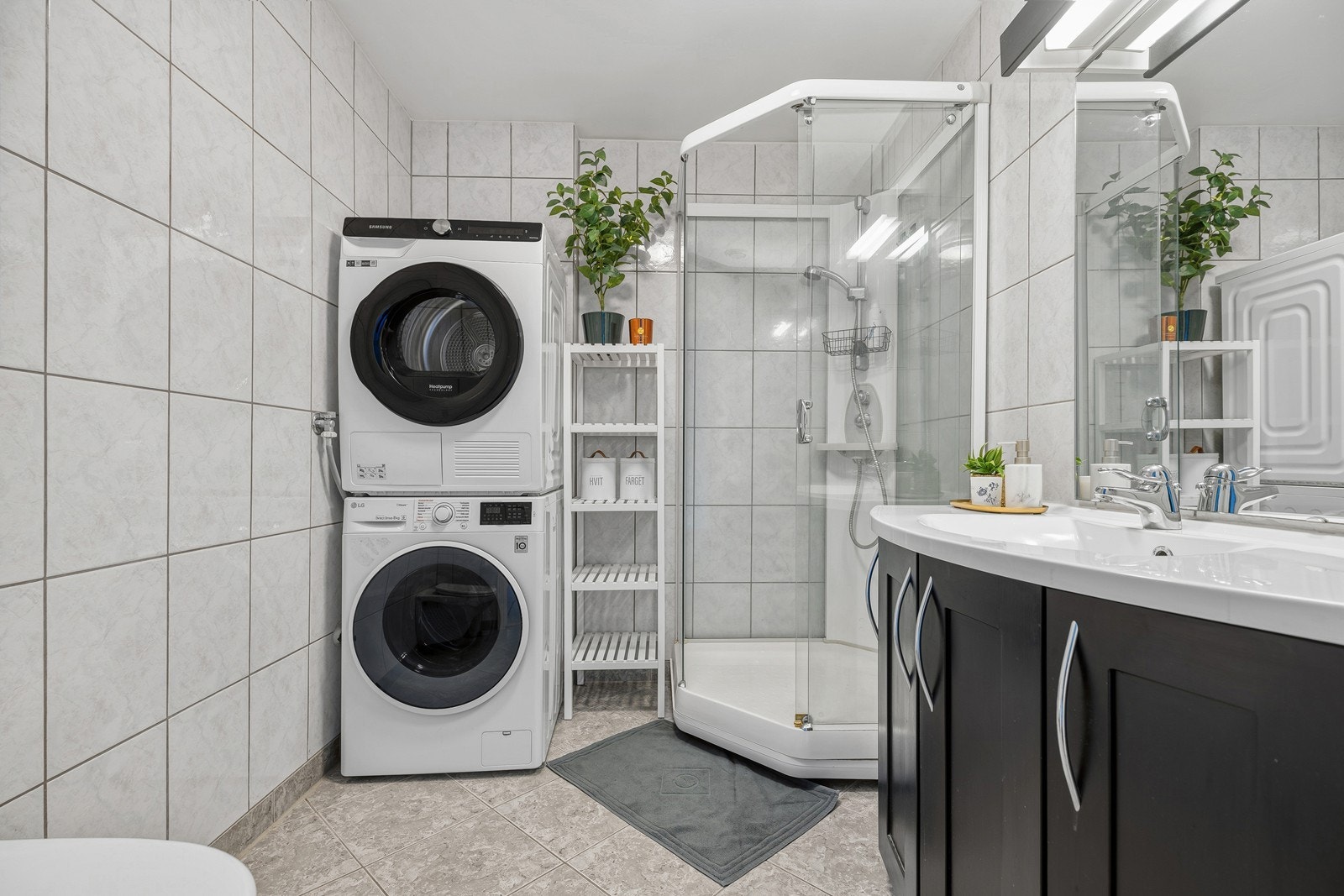 Pent bad med flislagte overflater og varmekabler i gulv Galleribilde