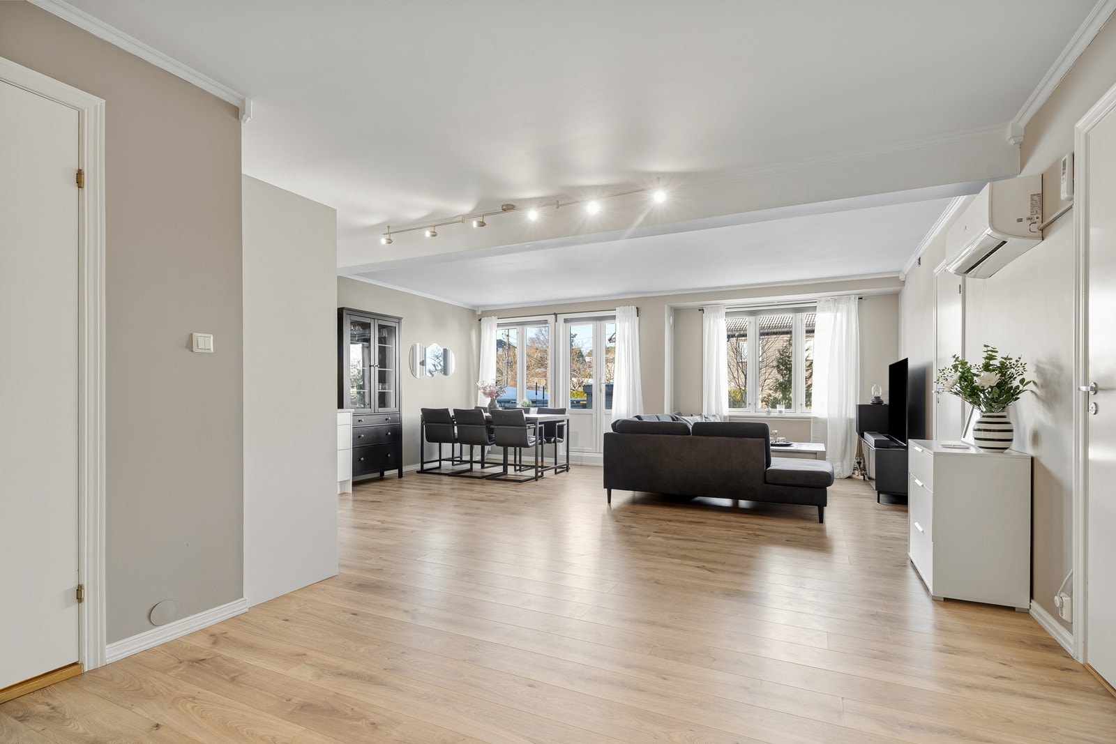 Lys og romslig stue/kjøkken med store vindusflater som slipper inn rikelig med naturlig lys Galleribilde