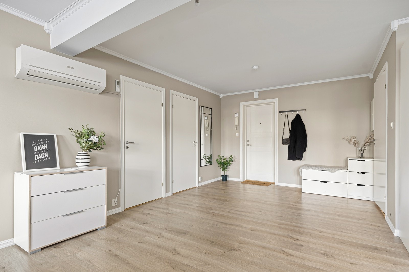 Overflater har moderne fargevalg som harmonerer godt med hverandre Galleribilde