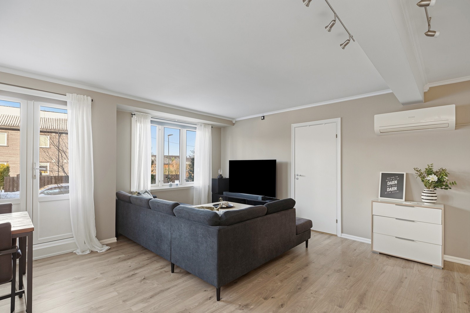 Stuen kan enkelt innredes med sofagruppe med tilhørende TV-møblement Galleribilde