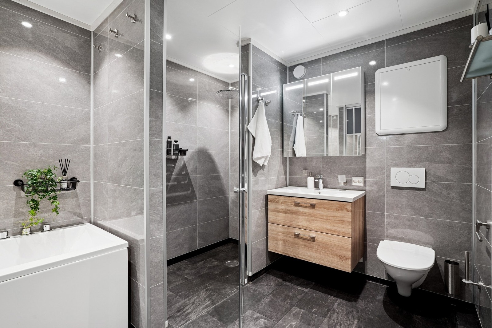 Badet er utvidet ved at opprinnelig bad, wc, deler av gang og deler av bod ble slått sammen til et stort bad. Utført av faglært i 2020. Galleribilde