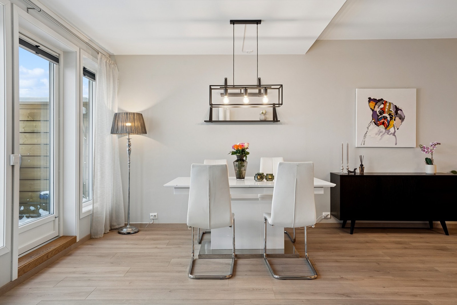 Stue med god plass til spisebord Galleribilde