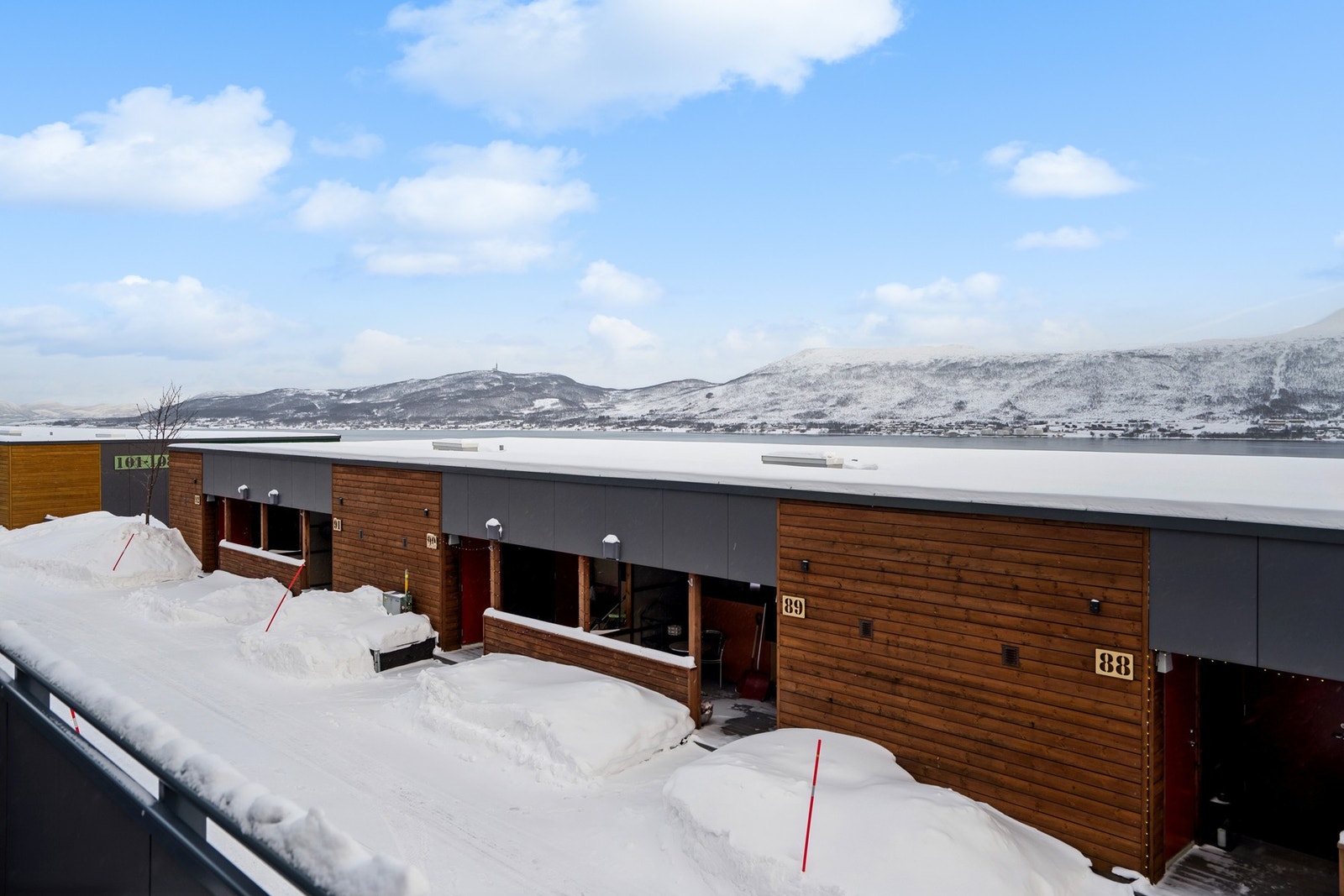 Populært og barnevennlig område med kort veg til lysløype, vann, turområder, UNN/UIT, butikk, buss, m.m Galleribilde