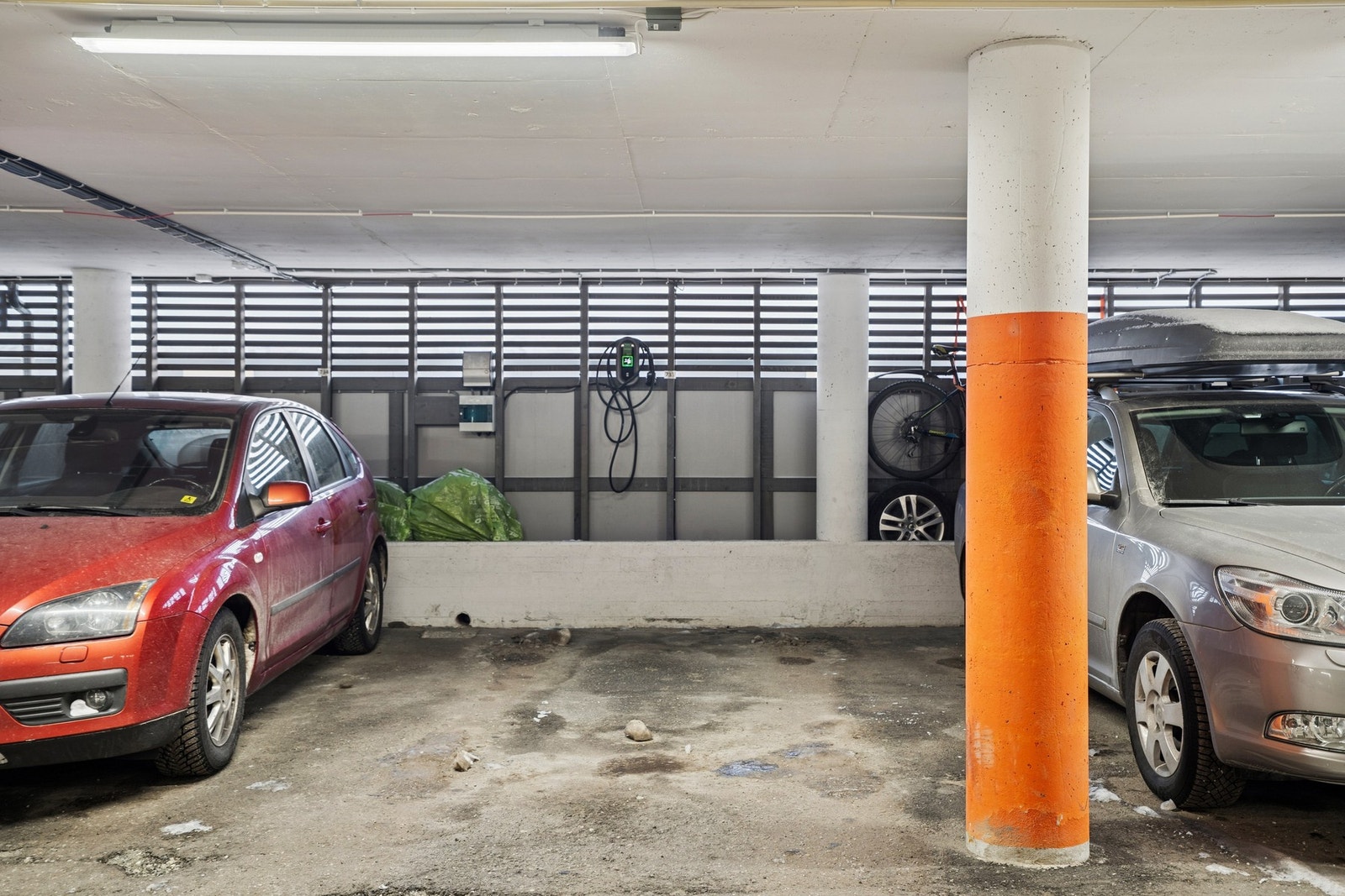 Fast plass med elbil-lader i felles garasjeanlegg Galleribilde