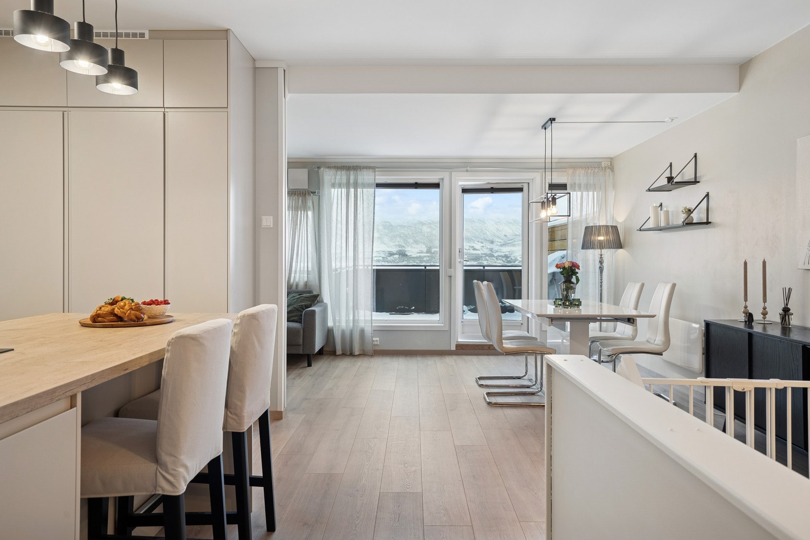 Det er åpnet opp mellom stue og kjøkken Galleribilde