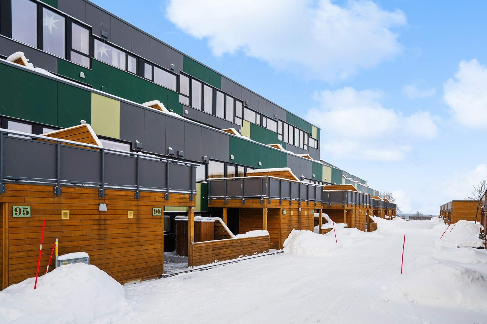 Borettslaget har for få år siden gjennomgått omfattende rehabilitering med nye tak, etterisolering, ny kledning, nye vinduer, ny balkong etc. Galleribilde