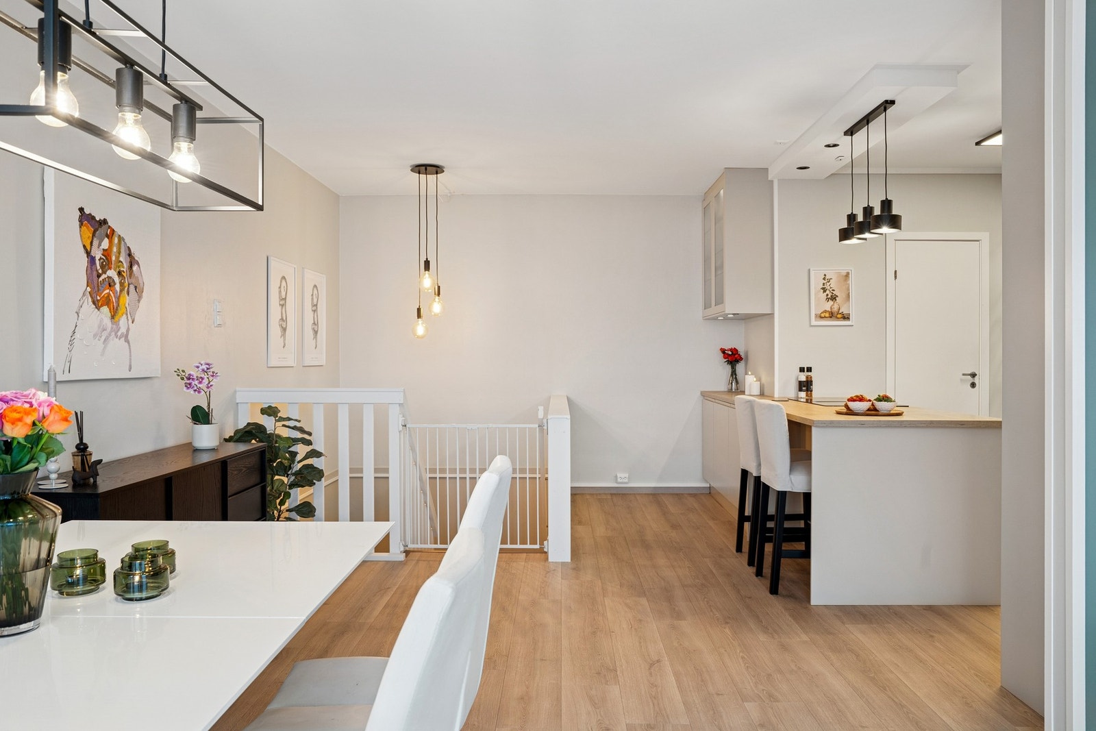 Det er åpnet opp mellom stue og kjøkken Galleribilde