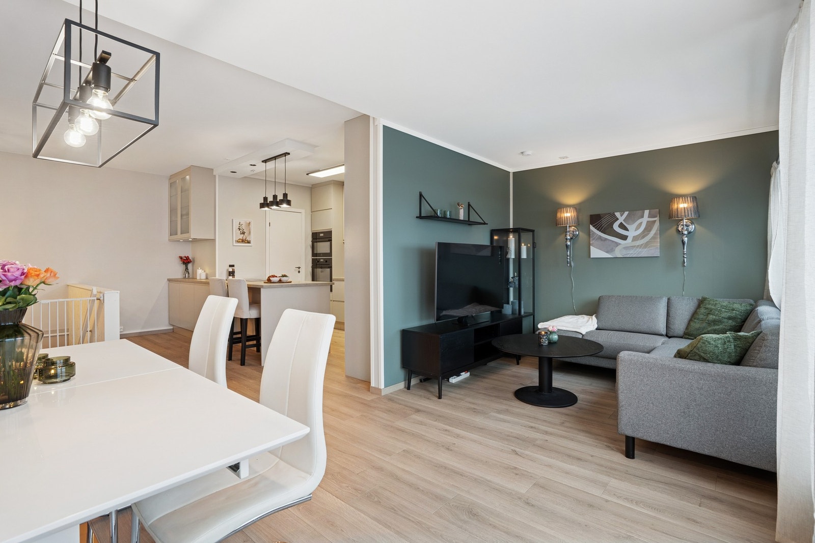 Velkommen til Skattøra 96- en moderne 3-roms med flott utsikt. Garasjeplass. Nyrenovert borettslag. Galleribilde