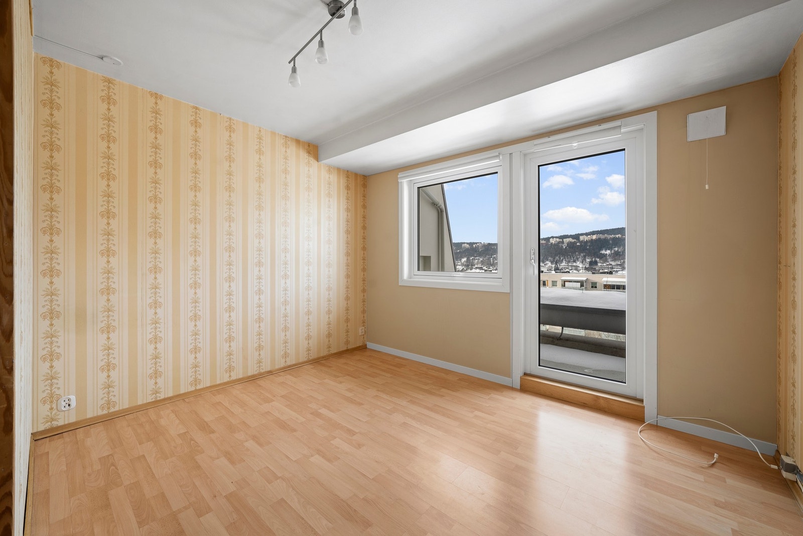 Nytt vindu fra 2018 og balkongdør fra 2022. Galleribilde