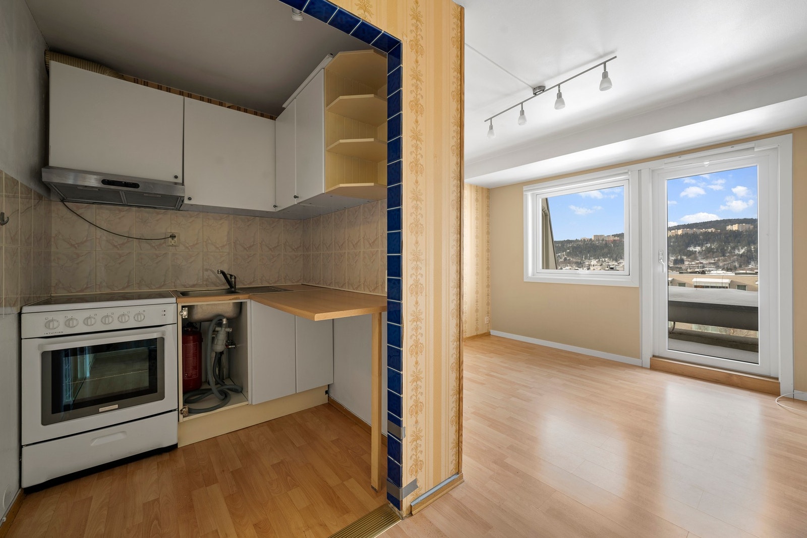 Kjøkken med ovn, platetopp, og god lagring i overskap. Galleribilde