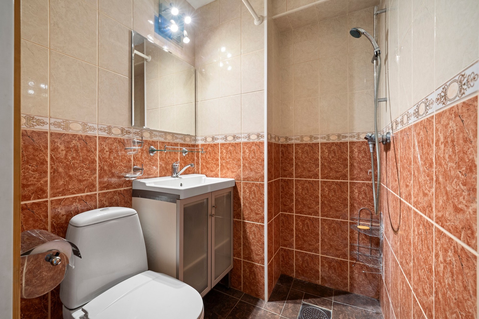 Romslig baderom med inngang fra gangen. Galleribilde