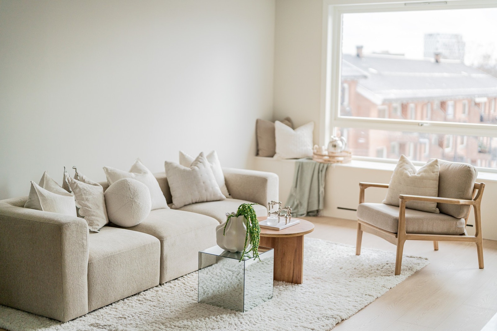 Stuen har en naturlig og fleksibel møbleringssone med god plass til en stor sofagruppe. Galleribilde