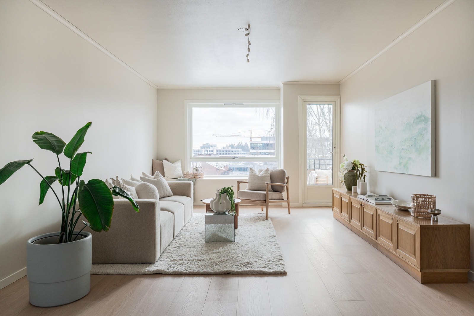 Romslig og gjennomgående stue med store vindusflater som gir rikelig med naturlig lys. Galleribilde