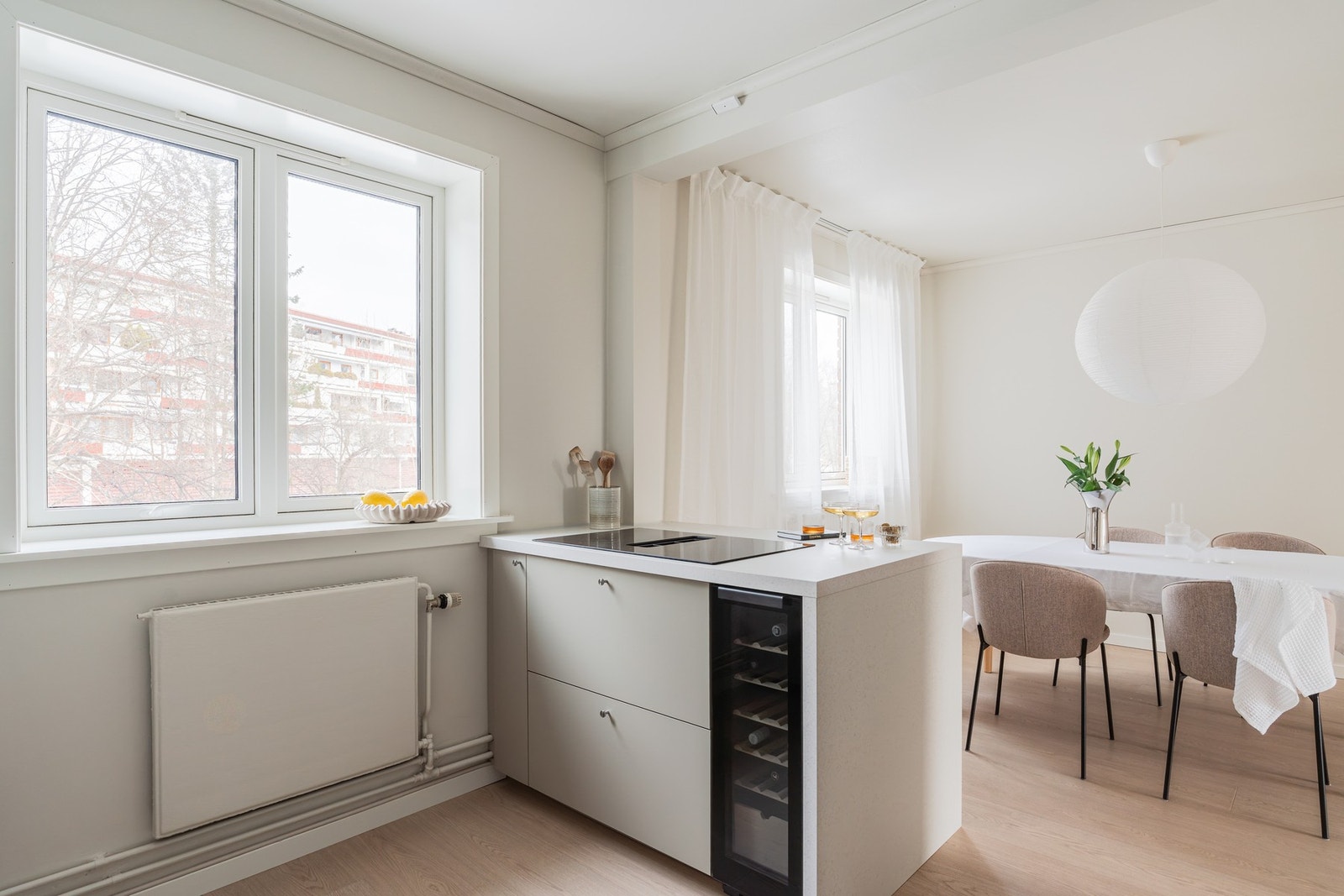 Den romslige kjøkkenøyen gir ekstra arbeidsflate og god oppbevaring. Galleribilde