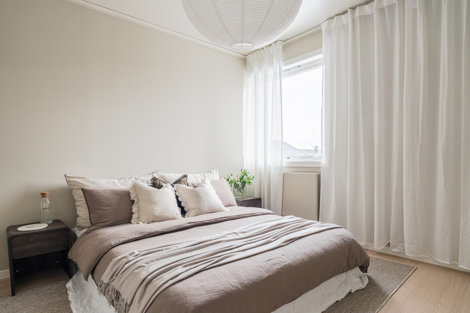 Romslig og harmonisk hovedsoverom med god plass til stor dobbeltseng og tilhørende møblement. Galleribilde