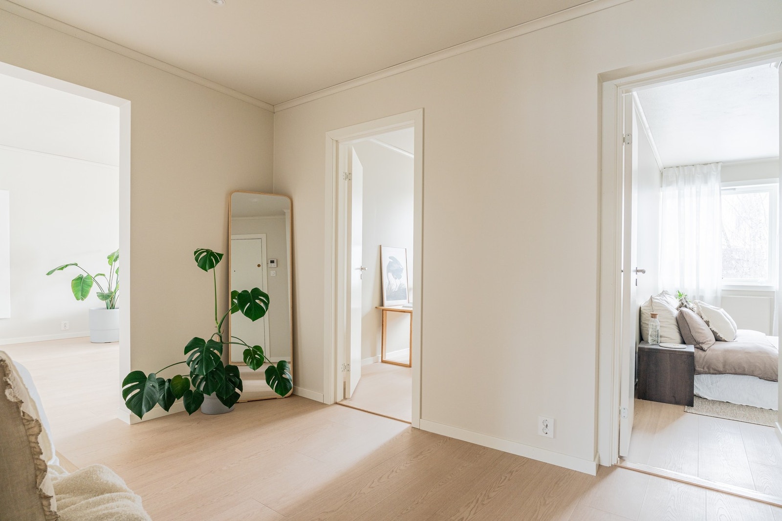 Gangen har en sentral plassering i leiligheten, som sikrer godt flyt mellom alle rommene. Galleribilde