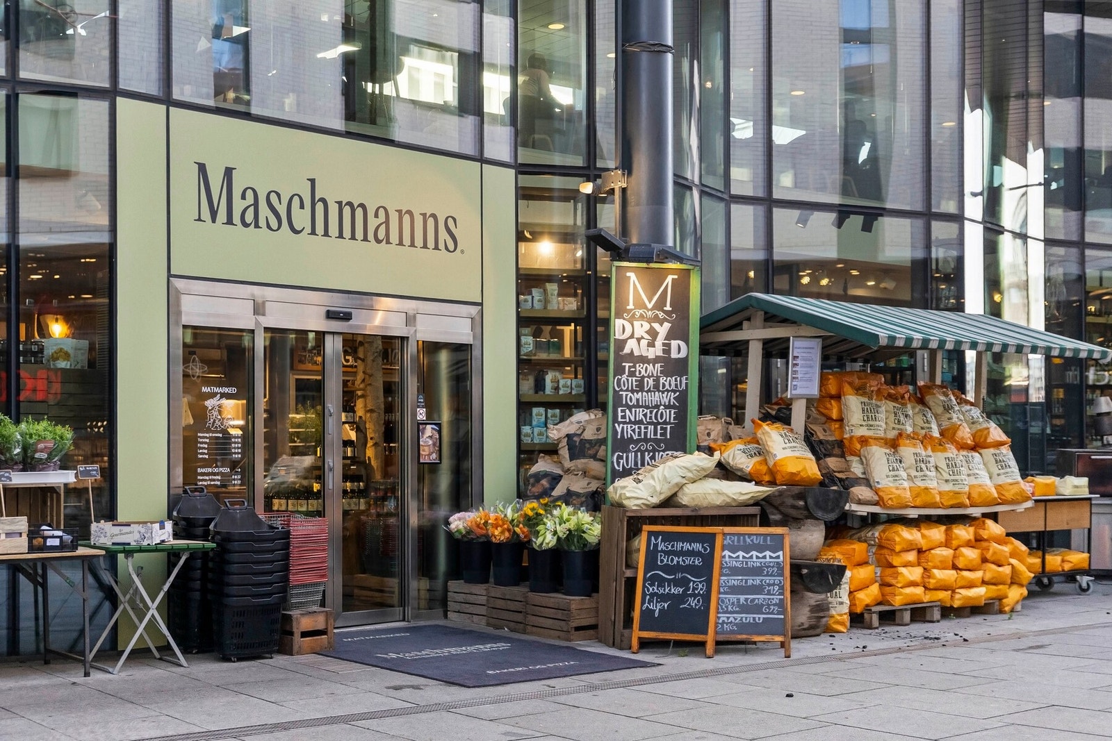 I Karenslyst Allé er det et bredt utvalg av kafeer, klesforretninger, restauranter og apotek. Galleribilde