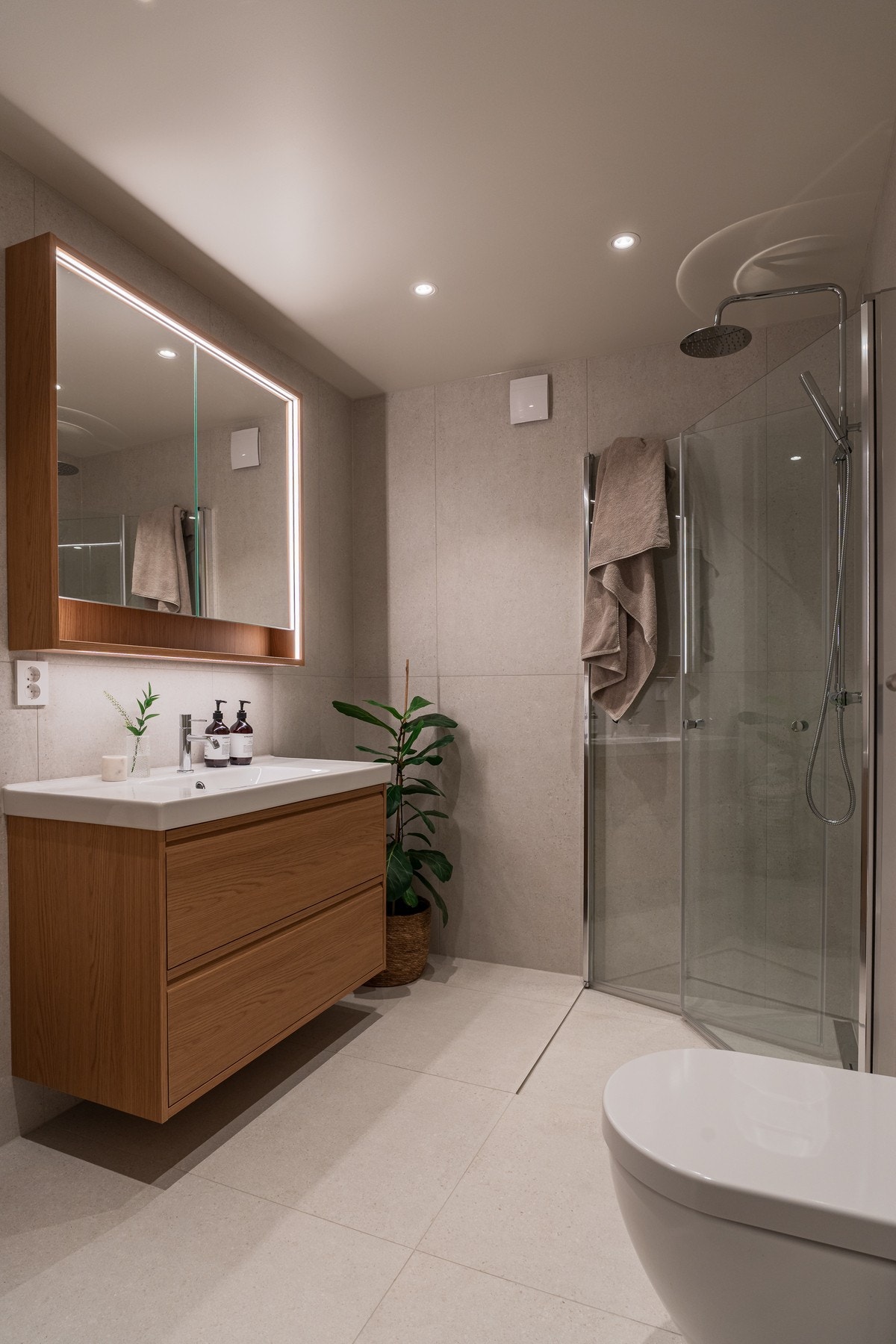 Delikat og moderne baderom fra 2026 med flislagte gulv og vegger samt behagelig gulvvarme. Galleribilde